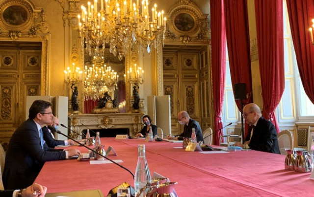 Кулеба проводит встречу с главой МИД Франции