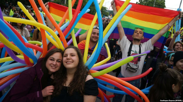 Решение за Зеленским: петиция о регистрации однополых партнерств набрала 