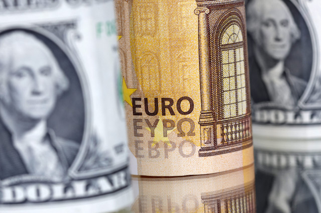 Фунт стерлингов и евро упали до рекордных минимумов по отношению к доллару: причины