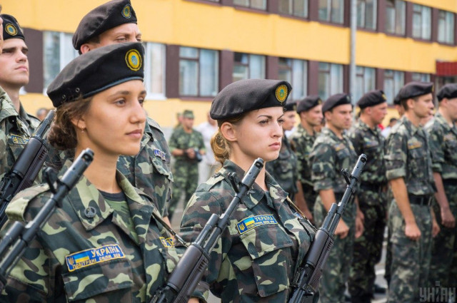 Військовий облік жінок з 1 жовтня: кого не випустять за кордон
