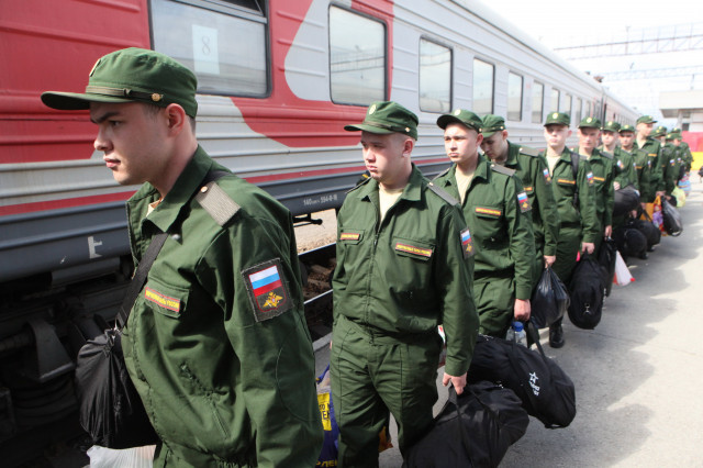 Путин одобрил набор в армию еще 400 тысяч солдат, что навредит экономике – WP
