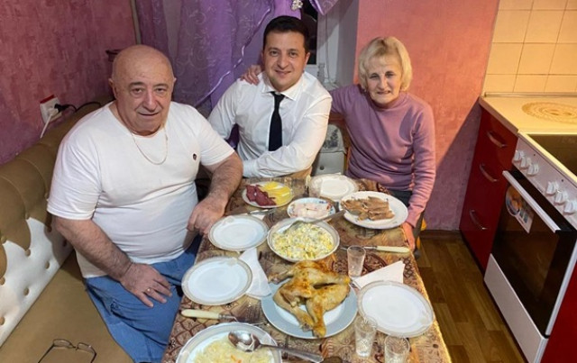 Зеленский показал фото с ужина у родителей