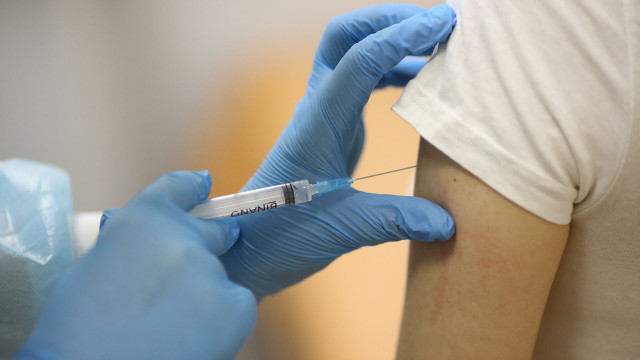В странах Европы приступили к вакцинации от коронавируса