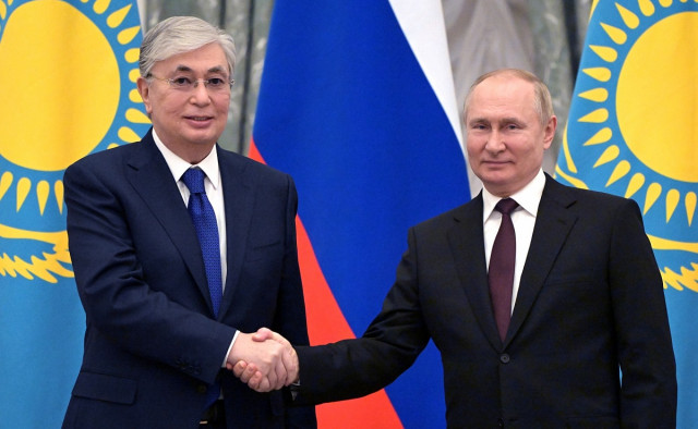Путин и Токаев подписали декларацию к 30-летию дипломатических отношений
