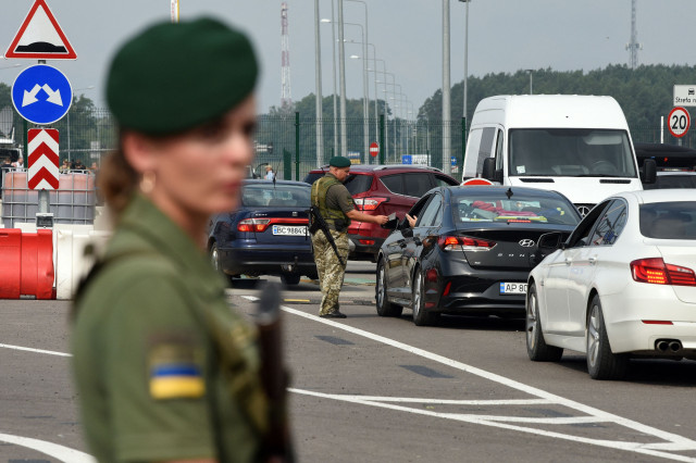 Українцям пояснили, чи заборонять виїзд за кордон ще одній категорії чоловіків
