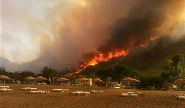 В Турции эвакуируют отели в Мармарисе из-за лесных пожаров