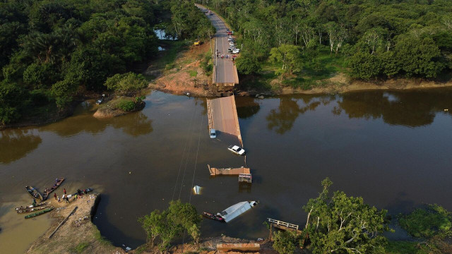 В Бразилии мост с автомобилями рухнул в реку