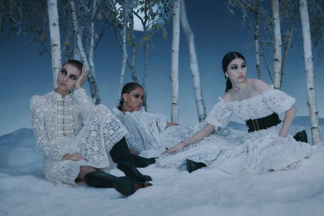 Dior обвиняют в скрытой рекламе России в промо рождественской коллекции
