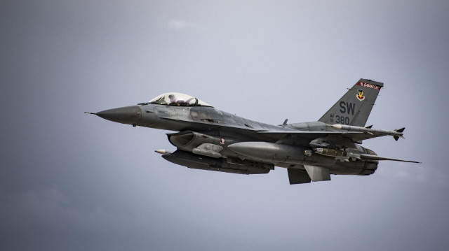 Польша не исключает передачу Украине истребителей F-16
