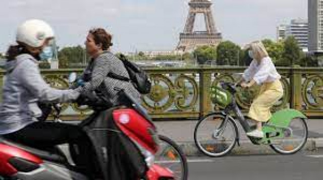 В Париже вводят обязательное ношение масок на улицах