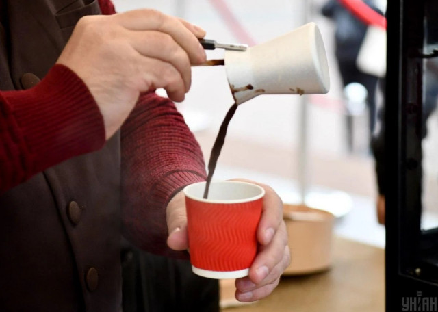 Дієтолог радить замінити ранкову каву на чай: що не так з улюбленим напоєм
