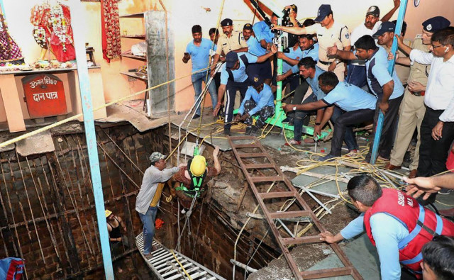 35 человек погибли в Индии, провалившись в колодец во время религиозного праздника
